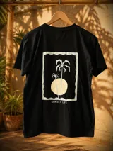 Remera negra de manga corta con estampa en la espalda que incluye un gráfico estilo retro con palmeras, sol y el texto "Sunset Life".
