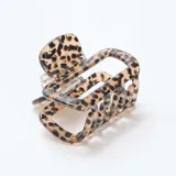 Lote de dos pinzas pequeñas para el cabello con diseño de carey y estampado animal print.
