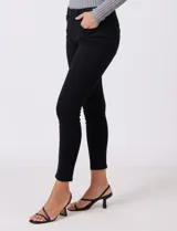 Jean modelo skinny de la marca DJeans, color azul oscuro. Presenta un diseño de tiro medio con cierre frontal y botón, además de bolsillos funcionales tanto en la parte delantera como en la trasera.