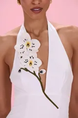 Vestido midi blanco Patbo de tricolina con cuello halter, escote pronunciado en V y detalle de aplicación floral en relieve en el pecho. Presenta falda amplia con vuelo.