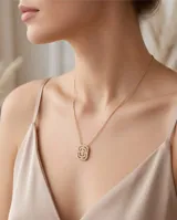 Collar de acero con baño de oro, con cadena fina de eslabones y dije colgante de diseño rectangular geométrico adornado con circonias.