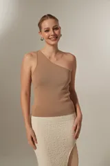 Top sin mangas de tejido liso, corte al cuerpo, con escote asimétrico de un solo hombro.