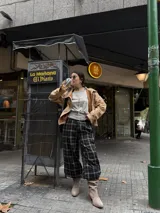 Pantalón de corte holgado estilo barrel con estampado de cuadrillé en tonos oscuros. Presenta cintura elástica y diseño cómodo, ideal para un look urbano.