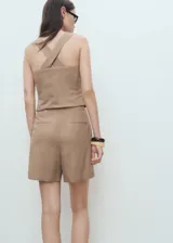Short de tiro medio confeccionado en tejido mezcla de lino, con diseño de pinzas, bolsillos laterales y bolsillos de ribete en la parte posterior. Cuenta con cierre de gancho y cremallera.