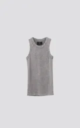Musculosa básica gris de tela morley con moldería slim-fit y bordes deshilachados en cuello y sisas.