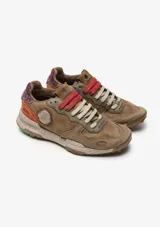 Championes urbanos Satorisan modelo Chacrona Premium, color verde caqui con detalles en negro y marrón. Presentan una entresuela con diseño jaspeado, suela con toques verdes y aplique circular negro en el lateral.