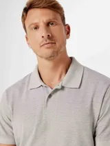 Polo marrón de manga corta confeccionada en tejido de piqué de algodón.