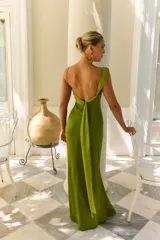 Vestido largo de satén verde con diseño de un solo hombro y tirante fino, cuerpo ajustado y caída recta.