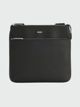 Bolso tipo sobre Boss de diseño plano y estructurado, confeccionado en material sintético con textura fina. Cuenta con cierre superior, bolsillo frontal con cierre, correa ajustable con logo grabado y detalle de marca metálico en el frente.