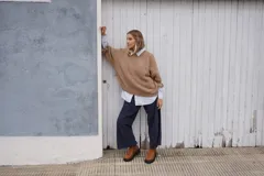 Sweater de tejido de punto color tostado, con cuello redondo, mangas largas abullonadas y puños ajustados.