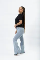 Remera negra de manga corta con estampado blanco de iconos de café y la frase "More coffee, please!".