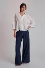 Pantalón de jean azul oscuro, de corte ancho y tiro alto.