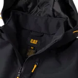 Chaqueta negra con capucha extraíble y ajustable, confeccionada con tecnología Storm Blocker+ para protección contra agua y viento. Cuenta con cierre frontal completo, bolsillos laterales y en el pecho con cremalleras impermeables, y logo de la marca en contraste amarillo.