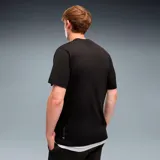 Remera Puma modelo Sport Relaxed Graphic Tee, color negro con diseño gráfico pequeño en el pecho que incluye el logo de la marca y texto circular. Presenta cuello redondo y mangas cortas, con un corte relajado.