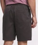 Bermuda de sarga lavada color gris claro, de corte recto, con bolsillos laterales y presillas en la cintura.