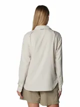 Camisa de senderismo Columbia modelo Silver Ridge Utility, color gris claro, de manga larga, con bolsillos frontales con solapa, botones a presión y tecnología de protección solar y absorción de sudor.