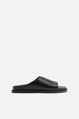 Sandalia abierta negra con tira ancha en el empeine y plantilla anatómica.