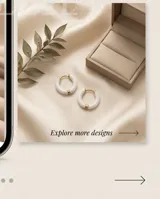 Aros tipo argolla pequeña de acero dorado con recubrimiento esmaltado en color blanco.