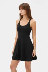 Vestido corto negro de poliamida, con tirantes anchos, escote redondo y falda acampanada.