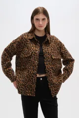 Chaqueta tipo camisa de corte holgado con estampado animal print, cuello camisero, cierre frontal con botones y bolsillos de parche en el pecho.