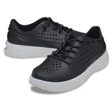 Championes deportivos Crocs InMotion Pacer, color negro con suela blanca. Diseño con cordones elásticos y perforaciones en los laterales y la puntera para mayor transpirabilidad.