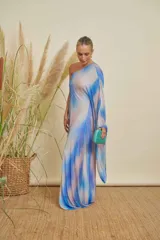 Vestido largo de tul con diseño degradado en tonos azul y rosado, de corte túnica con una sola manga larga acampanada y escote asimétrico. Incluye forro interior.
