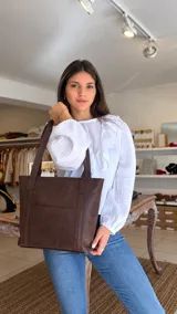 Blusa blanca de manga larga con volados frontales y cuello redondo, confeccionada en tejido texturizado con puños elásticos.