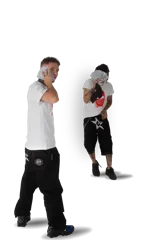 Pantalón negro de corte acampanado con detalles de costuras rojas y bolsillos con diseño.