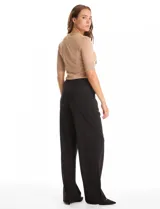 Pantalon palazzo de tiro alto con pinzas frontales, bolsillos laterales funcionales y bolsillos traseros ojal simulados. Presenta una silueta fluida y relajada con pretina lisa y pasadores para cinturón.
