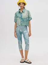 Calza capri de lycra con estampado tie-dye en tonos azul claro y blanco, simulando nubes o manchas.