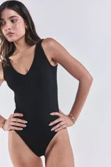 Body básico negro de tela de morley con lycra, escote en V y tirאים anchos sin mangas.