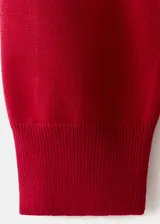 Sweater de punto con diseño de rayas horizontales rojas y blancas, cuello polo y escote en V.