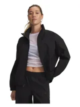 Campera Under Armour Unstable WVN FZ de color negro, con cierre frontal completo, cuello alto, bolsillos laterales con cierre y hombros caídos. Cuenta con tecnología UA Storm que repele el agua y tejido elástico ligero.