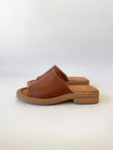 Sandalias bajas de cuero color marrón con suela de yute. Fabricadas en Uruguay.