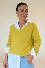 Camisa de algodón de corte oversize y calce relajado, con cuello camisero clásico, mangas largas con puños y ruedo irregular más largo en la parte posterior.