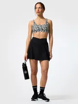 Skort deportivo color negro, con cintura cruzada en forma de V y short interior integrado.