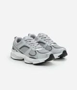 Championes de running Viko con diseño de paneles superpuestos en tonos gris y plateado. Presentan una combinación de malla técnica y detalles sintéticos, con suela de plataforma robusta y cierre mediante cordones.