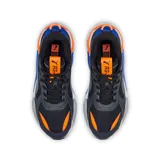 Championes urbanos Puma modelo RS-X Geek, con diseño multicolor que combina negro, blanco, azul y naranja. Presentan una silueta robusta con paneles superpuestos, malla transpirable y suela con tecnología de amortiguación.