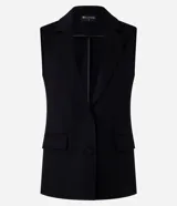 Chaleco negro de punto roma con escote blazer, cierre con dos botones y bolsillos delanteros.