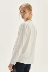 Remera de algodón de corte recto, con cuello a la base y mangas largas. Presenta costuras con pespuntes a contratono y un pequeño bordado en el pecho.