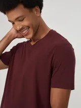 Camiseta básica de manga corta con cuello en V, confeccionada en tejido de algodón de color azul.