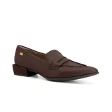 Zapato tipo mocasín de cuero negro con taco bajo cuadrado y detalle de aplique metálico dorado en el lateral.