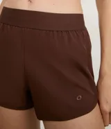 Short deportivo runner de la marca Get Over, color blanco, con cintura ancha elástica y bajo redondeado.