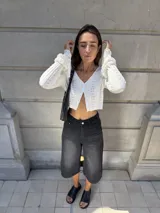 Bermuda de jean color negro con corte a la rodilla y ruedo desflecado.