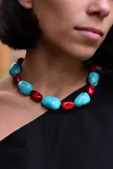 Collar de piedras irregulares en tonos turquesa y rojo, con cadena de acero quirúrgico en la parte posterior para ajustar la altura.