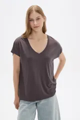 Remera manga corta color gris oscuro, con cuello en V y corte holgado.