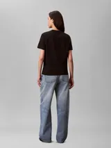 Remera de manga corta Calvin Klein, color negro, con cuello redondo y logo de la marca estampado en el centro del pecho en tonos degradados.