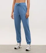 Pantalón tipo jogger color azul, con cintura elástica ajustable mediante lazo, bolsillos laterales y puños elásticos en los tobillos.