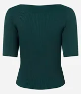 Blusa de punto acanalado en color verde oscuro, con escote bote y mangas cortas. Presenta un diseño ajustado al cuerpo y tejido de textura uniforme.