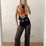 Pantalón de red negro de tiro alto y corte acampanado.